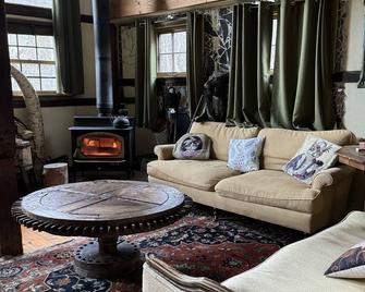 Artistic concered barn - Kent - Living room