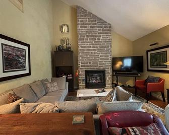 Artistic Haven By The Beach - Wiarton - Living room