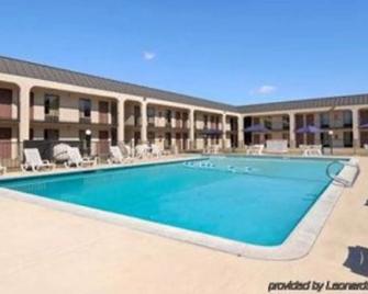 Homelodge Newnan - Newnan - Piscina