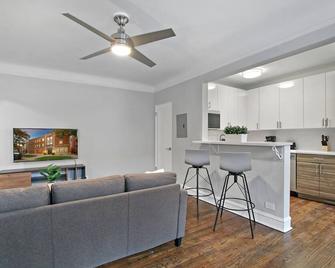 Lovely 1BR Apt in Evanston - Elmwood 105 - Evanston - Living room