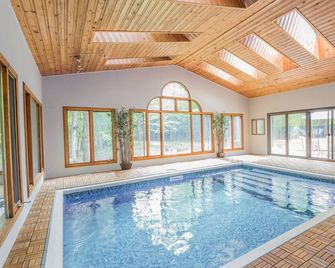 Indoor heated pool, Games room, Yoga, Privacy, Fire Pit, 7 bedrooms, Starlink - Bobcaygeon - Zwembad