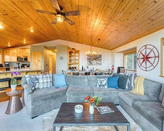 Golden Summit by AvantStay Stunning Secluded Cabin w Access to Tahoe Donner - Truckee - Living room