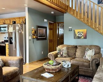 Acorn Lodge; your White Mountain oasis; perfectly located for all activities. - Greer - Living room