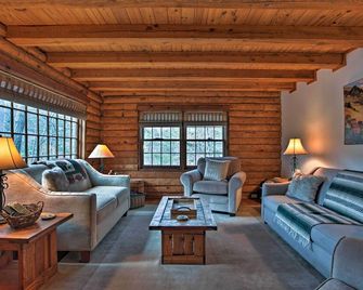 Family-Friendly Massanutten Log Home w/ Views! - McGaheysville - Living room