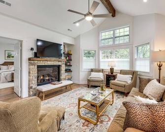 Cottage 3 Mi to Dry Falls: Bring Your Pup! - Highlands - Living room