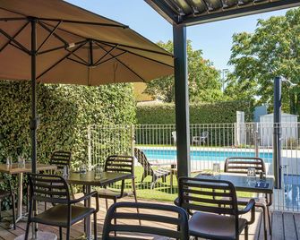 Brit Hotel Confort Manosque Cadarache - Manosque - Patio