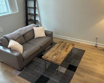 Bright clean one bedroom apartment Victoria bc - Victoria - Sala de estar