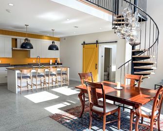 Top of the Hill Modern Retreat - Warren - Dining room