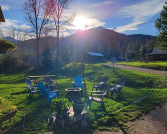 Bear Creek Ranch Bed & Breakfast - East Glacier Park - Patio