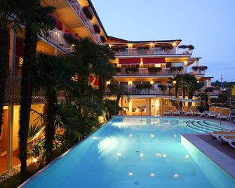 Hotel Capri Bardolino 3s - Bardolino - Pool