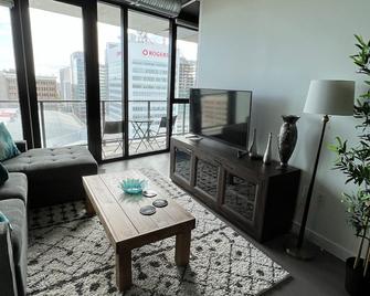 2 bed downtown sleeps 5 across jets arena king bed - Winnipeg - Living room
