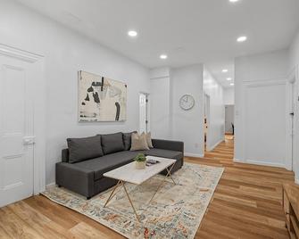 Bloomfield, Shadyside !2 Modern and Spacious Two Bedroom Apt with Free Parking - Pittsburgh - Sala de estar