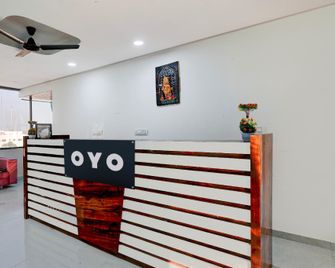 Hotel O Raghukrupa & Guest House - Hālol - Front desk