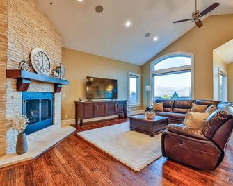 Luxury Family Home, 15 Miles To Downtown Slc! - South Jordan - Living room