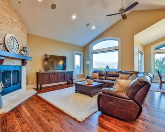 Luxury Family Home, 15 Miles To Downtown Slc! - South Jordan - Obývací pokoj