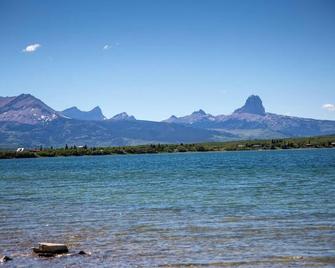 10 minutes to Glacier National Park! Central Eastside location for park access. - Babb