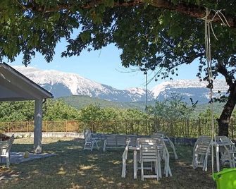 Stay in comfortable farmhouse nestled in the nature of Maiella Park - Cansano - Patio