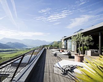 Designhotel Gius La Residenza - Caldaro - מרפסת