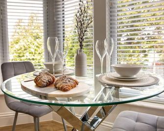 Designer Cardiff Apartments - Cardiff - Dining room