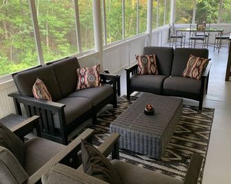 Vintage Victorian Farmhouse Sleeps 10+ - Hebron - Sala de estar