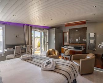 Elégance Suites Hôtel - Le Bois-Plage-en-Ré - Bedroom