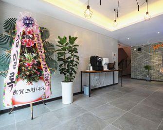 Muan Namak Oneul Hotel - Condado de Muan - Recepción
