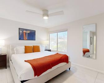 Beautifully Remodeled Mid-Century Modern Home With Private Heated Pool & Spa - Palm Springs - Bedroom