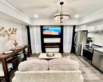 Glamorous Hideaway - Gainesville - Living room