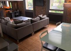 22 Stunning Loft with King Size Bed in Central Hove with Free Parking Plus Single Bedroom - Brighton - Living room
