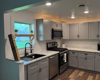 Charming 2-bedroom house with AC, WiFi in serene Black River Falls. - Black River Falls - Kitchen