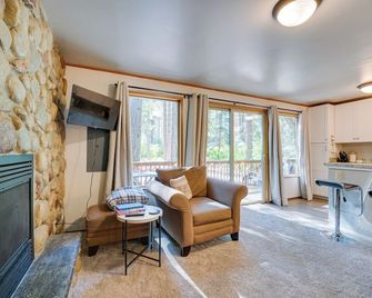 Peaceful Leavenworth Cabin with Deck and Fire Pit! - Leavenworth - Living room