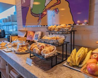 Hotel Bari Bucaramanga by Oxohotel - Bucaramanga - Buffet