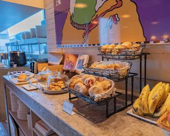 Hotel Bari Bucaramanga by Oxohotel - Bucaramanga - Buffet