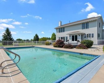 Freshly Updated Lake Michigan Home, Heated Pool! - Kewaunee - Bazén