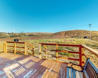 Five-Acreage Retreat - Mountain Views & Fireplace - Tehachapi - Balcony