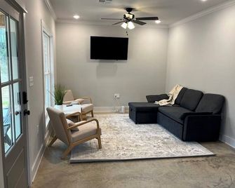 The Blue Cottage on Brownlee! - Calhoun - Living room