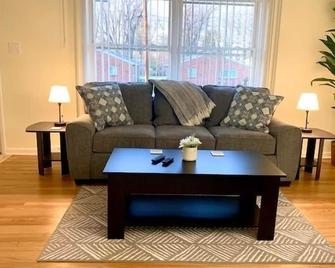 The House Hotels - Erie Street 1 - Cuyahoga Falls - Living room