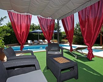 House Mirna Is Only 10 Minutes From The City Of Pula, Medulin And The Beaches And B - Pula - Piscine