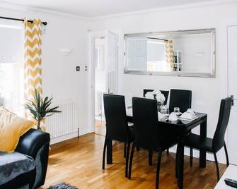 Home To Home Stay Apartment - Stepps - Jadalnia