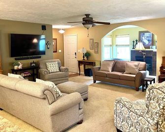 Comfy and Spacious home for your get away! Small town charm!! - Yutan - Living room