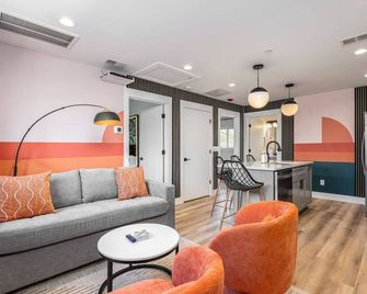 Condo Retreat with Patio & Free Parking, by Vanderbilt - Nashville - Soggiorno