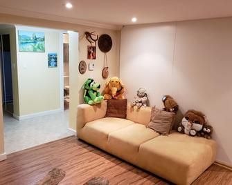 Surrey chic 2 bdrm basement unit - Surrey - Living room