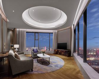 ذا لانجام، هيفي - خفى - غرفة معيشة