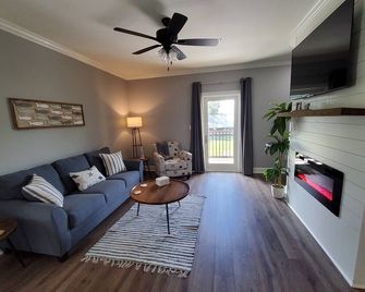 Four Palms Unit A, 500ft to Beach, Walk 2 Casinos! - Biloxi - Living room