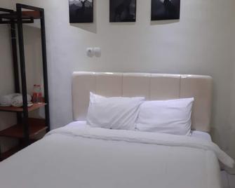 OYO 90299 Corner Guest House - Sidoarjo - Bedroom