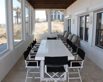 Ocean front Vacation Home with a large screened-in Patio by RedAwning - Crescent Beach - Comedor