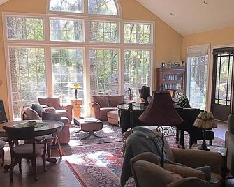 Three Room Suite - Sleeps 6 in Farmhouse on rural sheep and goat farm. - Jefferson - Lounge
