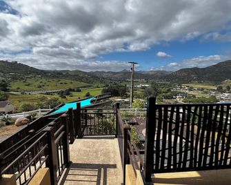 Hilltop Private Suite & Balcony - Lakeside - Balcony