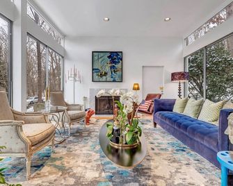 Luxurious midcentury modern glass house in the woods, chefs kitchen & great art - Old Lyme - Sala de estar
