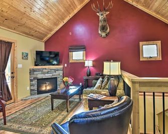 Elk Path Cabin W/ Hot Tub & Deck 15 MI To Asheville - Weaverville - Living room
